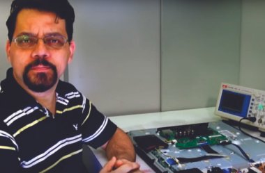 TV LED Samsung UN32F4200 – Tela escura, sem imagem.