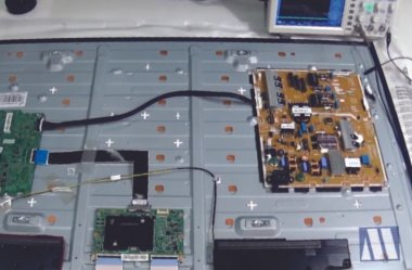 TV LED Samsung UN46F6400 ligando e desligando